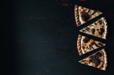 Osetya usulü etli börek. Ahşap arka planda etli turta