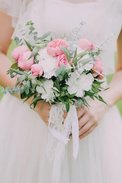 Novia Tiene Ramo Rosas Peonias Sus Manos — Foto de Stock