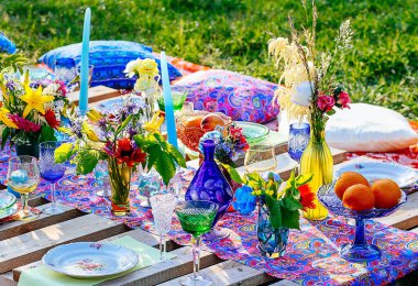 Boho 'da düğün dekoru, hippi tarzı. Düğün dekoru için fikir. Yaz