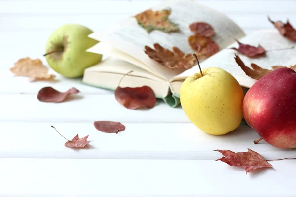 Reife Äpfel Auf Dem Hintergrund Eines Offenen Buches Und Herbstblätter — Stockfoto