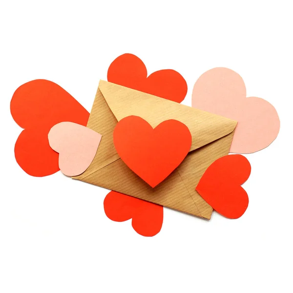 Symbole Czerwonych Różowych Serc Otaczają Papierową Kopertę Bardzo List Miłosny — Zdjęcie stockowe