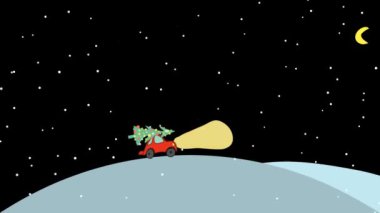 Çatıda Noel ağacı olan kırmızı araba, akşam üzeri karla kaplı arazide yol alıyor. Kış tatili için mücevher teslimatı