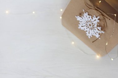 Çiçek ışıklarıyla bir hediye paketi hazırlamak için bir kar tanesi ördüm. tatil kış hediyesi