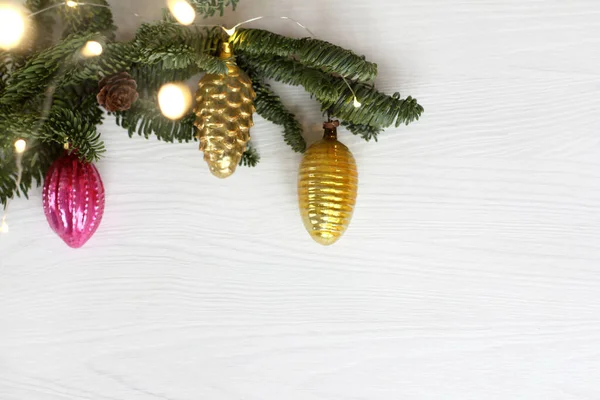 Tres Juguetes Árbol Navidad Vidrio Una Rama Abeto Con Luces —  Fotos de Stock