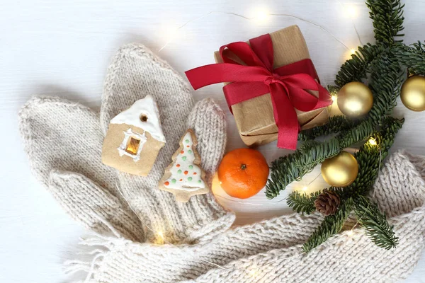 Gift Curly Gingerbread Cookies Fir Branches Tangerine Knitted Mittens Scarf — Stock Photo, Image