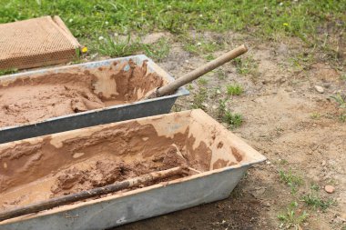 Dışarıdaki bir yalakta doğal nemli çamur hazır. taş ocakları ve şömineler için malzeme