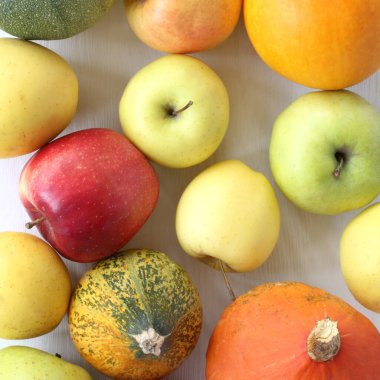 Elma ve balkabağı manzaralı. Sonbahar hala masada hayat var.