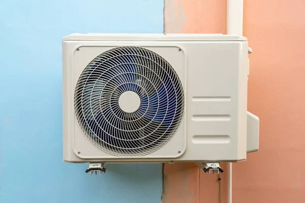 空调系统的冷凝器 安装在墙上的冷凝器 — 图库照片