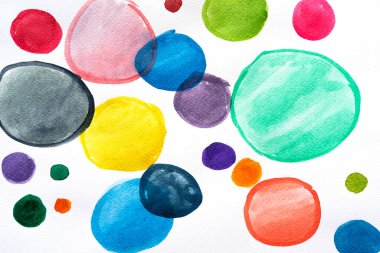 Suluboya elle boyanmış daire şekli tasarım elementleri. Çok renkli suluboya noktalar. Suluboya fırça koleksiyonu. Yakın plan..