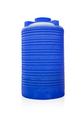 Mavi plastik su tankı kesme yolu ile beyaz zemin üzerinde izole.