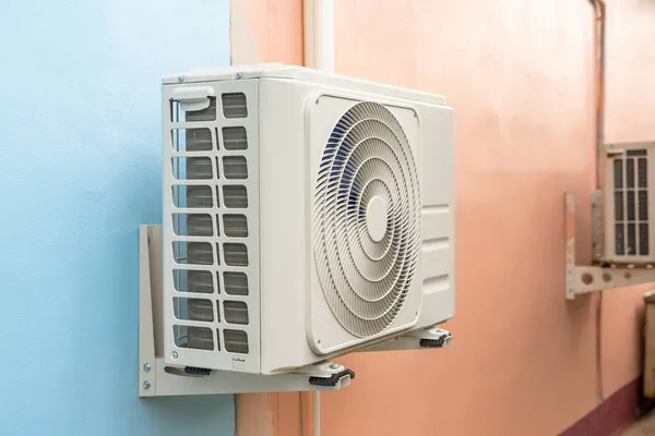 Unidade Condensadora Sistemas Condicionado Unidade Condensação Instalada Parede — Fotografia de Stock