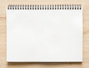 Tahta arka planda izole edilmiş, Kraft Kağıt kapaklı, boş spiral kaplı defter motifi. Yüksek çözünürlük.