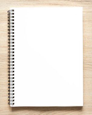 Tahta arka planda izole edilmiş, Kraft Kağıt kapaklı, boş spiral kaplı defter motifi. Yüksek çözünürlük.