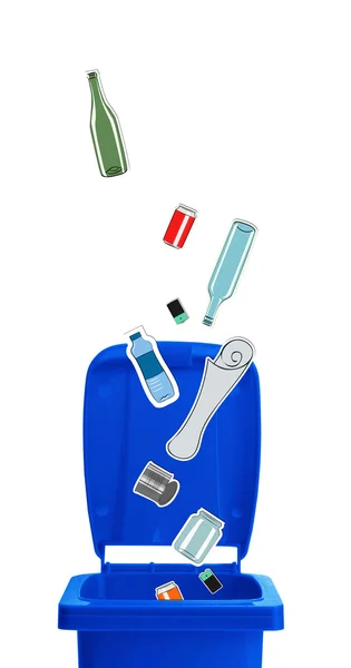 Closeup modré koš s otevřené víko a recyklovatelných materiálů — Stock fotografie