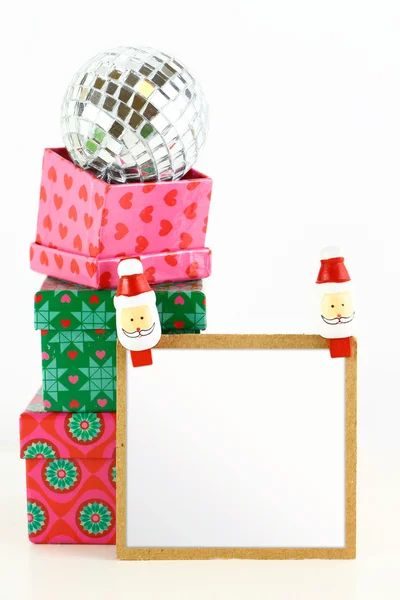 Tarjeta de Navidad con adornos y espacio de copia aislado en blanco —  Fotos de Stock