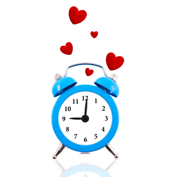 Reloj despertador con corazones rojos flotantes aislados en blanco — Foto de Stock