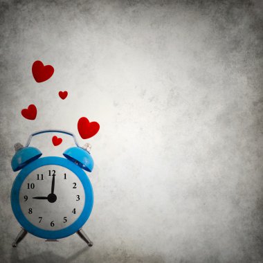 grunge arka plan üzerinde kırmızı kalpler yüzen ile çalar saat