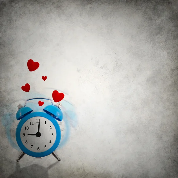 Viñeta grungy fondo con amor timbre reloj y corazones —  Fotos de Stock