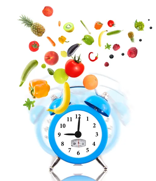 Concepto de dieta con reloj, esfera de escala, frutas y verduras . — Foto de Stock