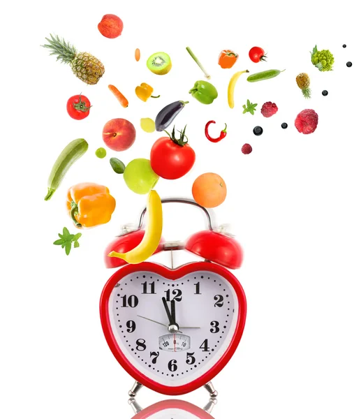 Часы в форме сердца с фруктами и овощами . — стоковое фото