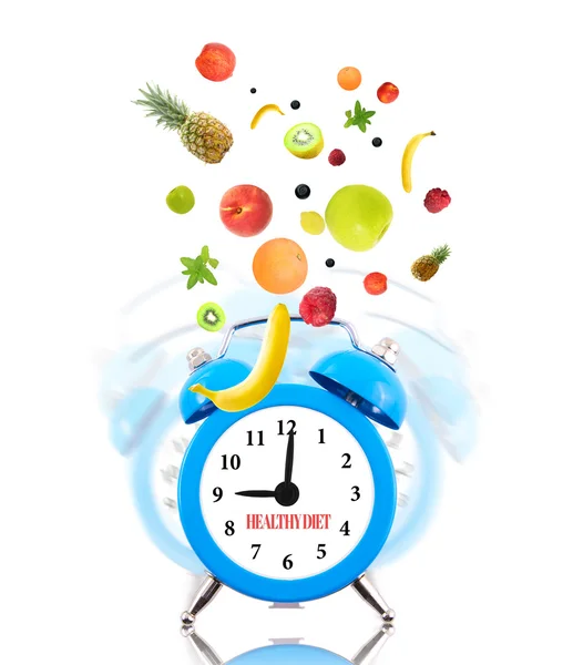 ダイエットの概念、目覚まし時計が鳴っていると果物 — ストック写真
