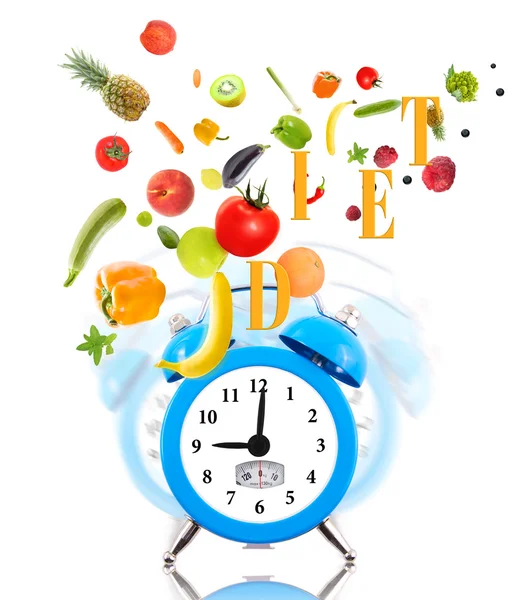 Concepto de dieta con reloj, esfera de escala, frutas y verduras . — Foto de Stock