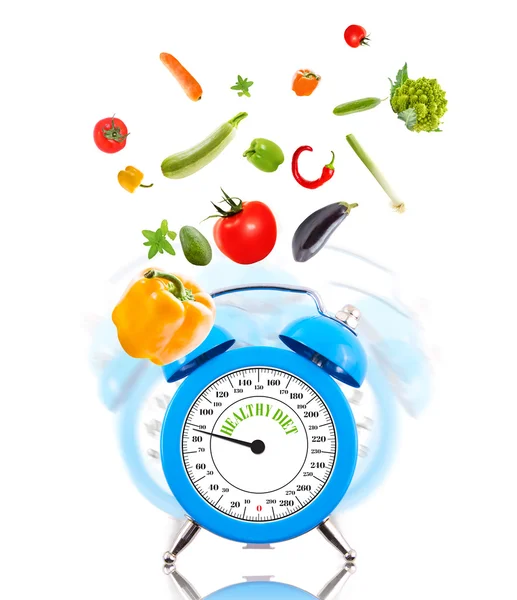 Kost koncept med klocka, skala ratten och grönsaker. — Stockfoto