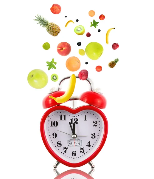 Horloge en forme de coeur avec des fruits — Photo