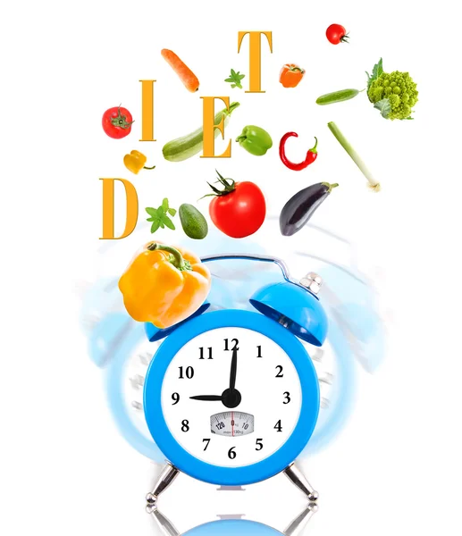 Conceito de dieta com relógio, discagem em escala e legumes . — Fotografia de Stock