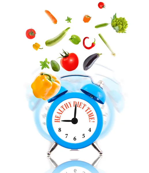 다이어트 개념, 야채와 함께 울리는 알람 시계. — 스톡 사진