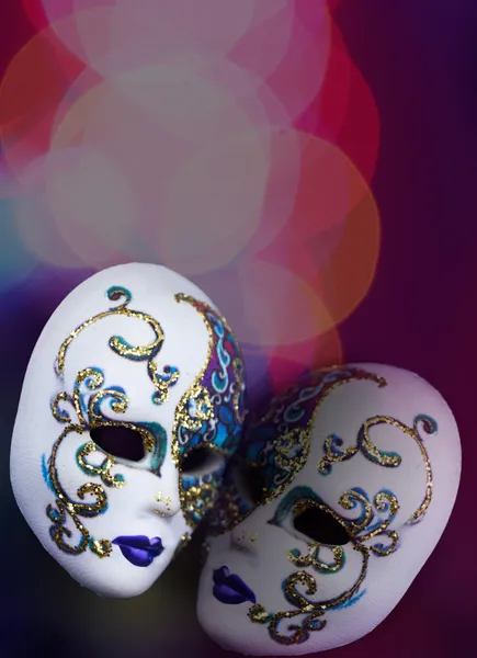 Dos hermosas máscaras sobre fondo colorido con bokeh —  Fotos de Stock