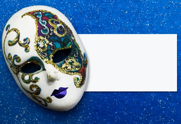 Máscara festiva sobre fondo azul y etiqueta para texto —  Fotos de Stock