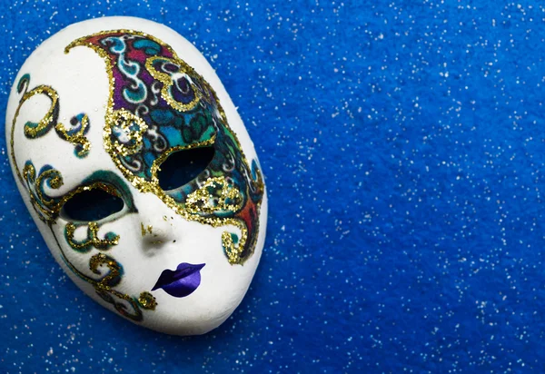 Bella maschera su sfondo blu con glitter — Foto Stock