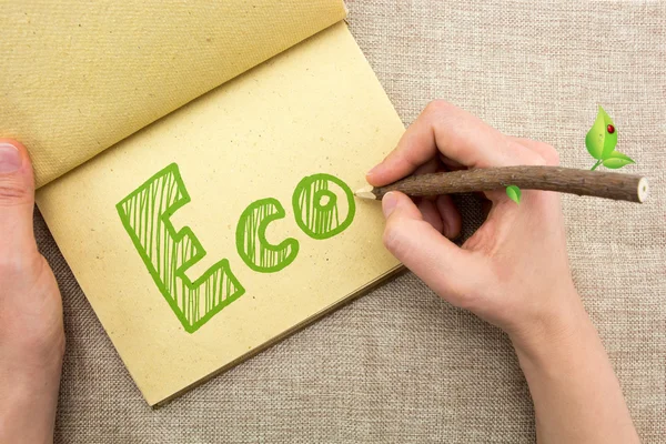 Hand met tree trunk potlood schrijven eco doodle — Stockfoto