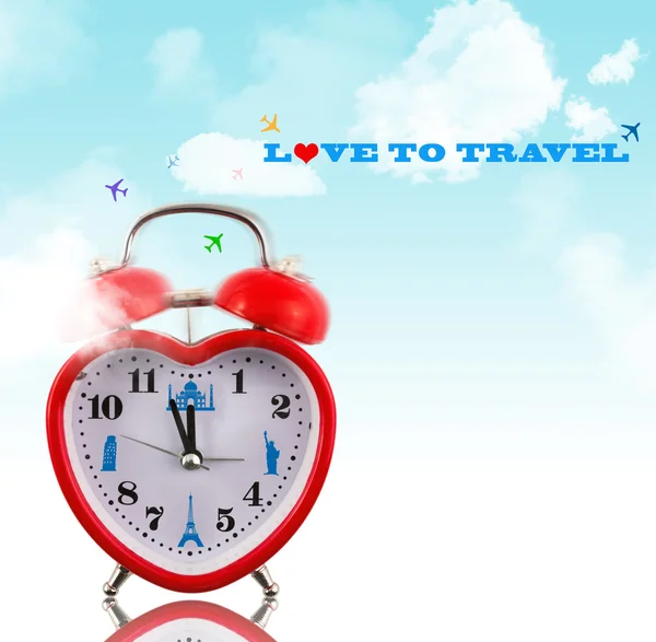 ¡Me encanta viajar! Reloj del corazón con hitos y cielo —  Fotos de Stock