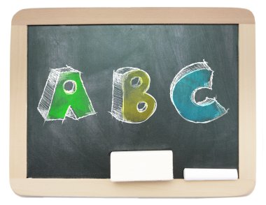 Blackboard ile taslak üzerinde yazılı renkli abc izole