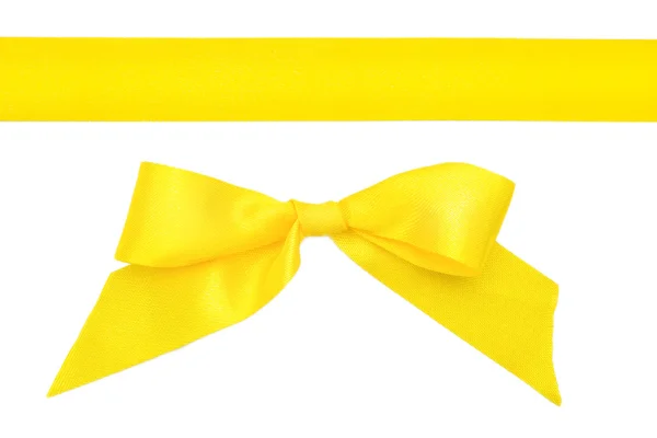 Nastro giallo con fiocco isolato su fondo bianco — Foto Stock