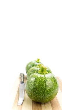 Üç kabaklari kesme tahtası üzerinde üst üste yuvarlak bıçak ve boşluk ile