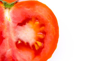 kırmızı sulu dilim domates closeup ile boşluk