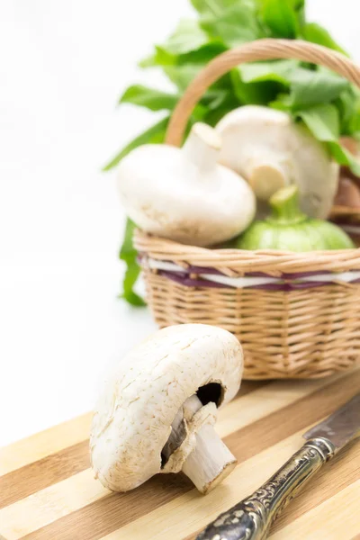 Cogumelos com cesta de vime, verduras e legumes isolados — Fotografia de Stock