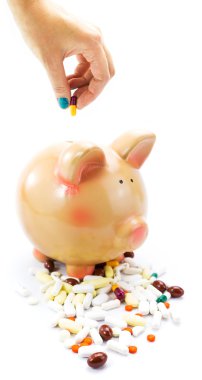 kumbara üzerinde beyaz izole içine beyanını hapı ver