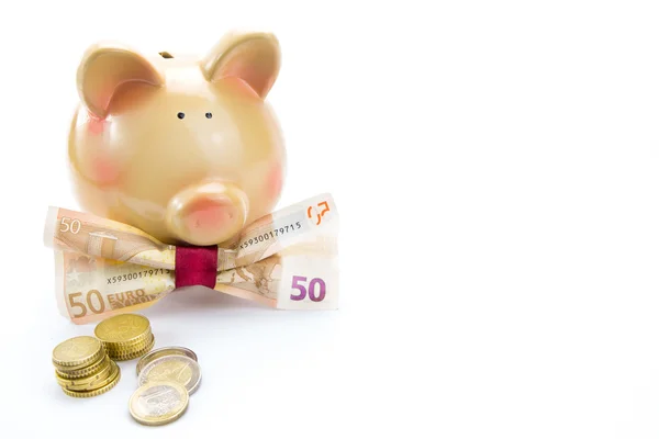 Piggy bank met een boog van bankbiljetten en munten geïsoleerd met kopie-ruimte — Stockfoto