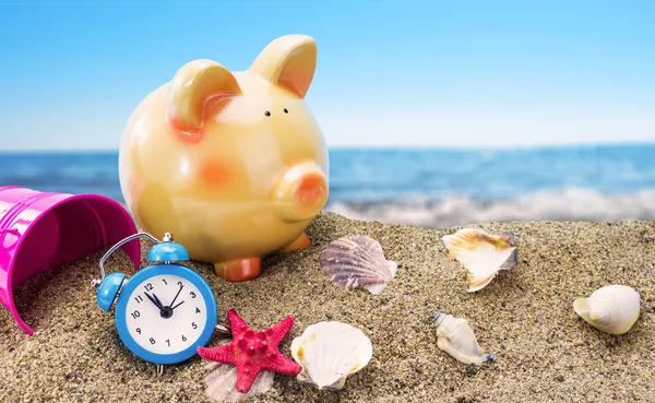 Banco porquinho na areia com fundo do mar de verão — Fotografia de Stock