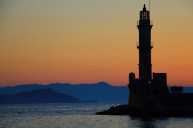 Deniz feneri Hanya Girit ile Harbor'da alacakaranlıkta