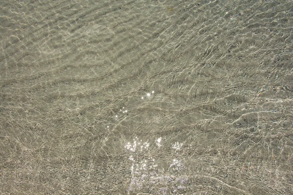 Transparent klar mjuk krusade vatten ytan bakgrund — Stockfoto