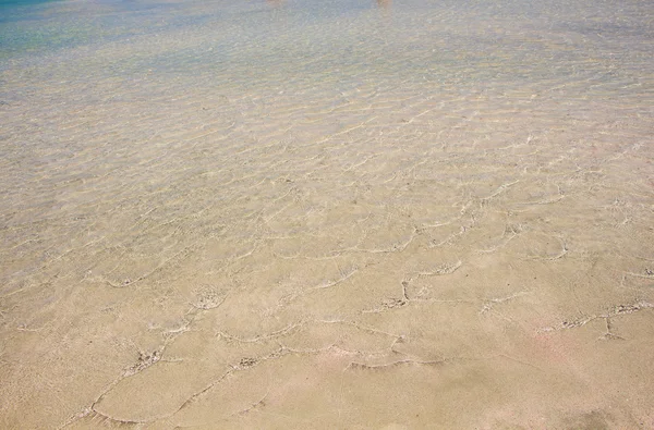 Transparante duidelijk zachte golfde water oppervlakte achtergrond — Stockfoto