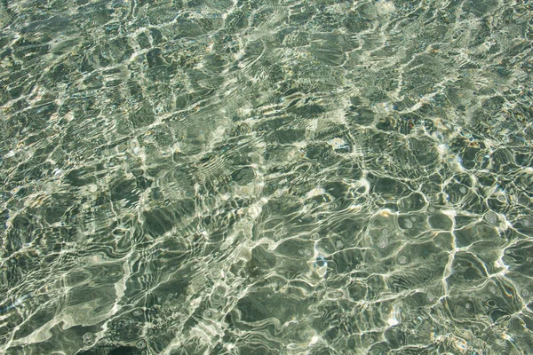 Transparente claro suave ondulado fundo superfície da água — Fotografia de Stock