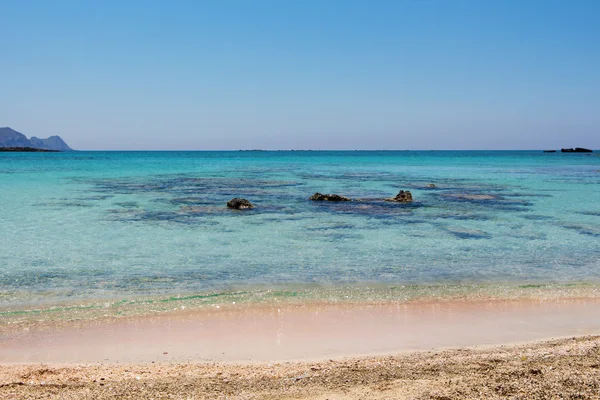Seascape, nedves rózsaszín homok, kék sekély víz és az ég — Stock Fotó