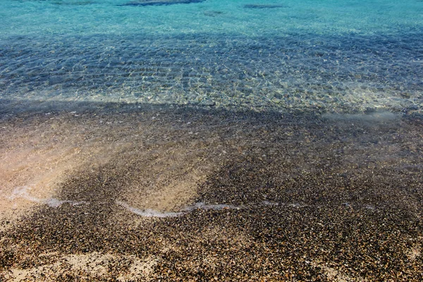 Nat zand gewassen door de zee tij achtergrond — Stockfoto