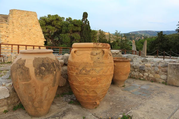 Duże antyczny ceramicznych menoan urny w pałacu knossos na Krecie — Zdjęcie stockowe